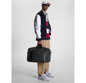 Sac duffle Tommy Hilfiger avec bandoulière AM0AM11309 BDS noir porté mannequin