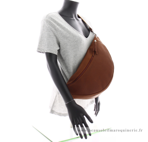 Grand sac banane Ateliers Foures Atalante B124FAU couleur fauve porté mannequin