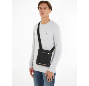 Petite sacoche plate Tommy Hilfiger Central AM0AM11298 BDS Noir porté