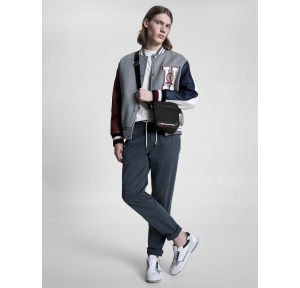 Sac reporter Tommy Hilfiger porté travers AM11303 BDS couleur noir porté mannequin