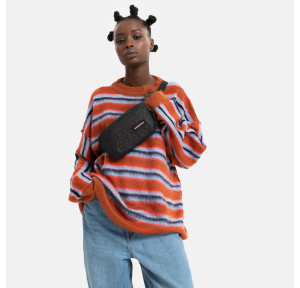 Sac banane Eastpak zippé K0A5BG6 couleur Spark Black
(noir) porté mannequin