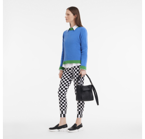 Sac besace M porté travers Longchamps 3D 10215HCV 001 couleur Noir, porté mannequin