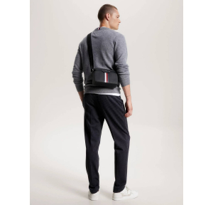 Sac reporter Tommy Hilfiger Coated AM0AM11535 BDS couleur noir porté mannequin