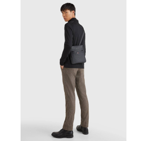 Sac porté travers Tommy Hilfiger vertical Essential AM0AM09506 BDS couleur noir porté mannequin