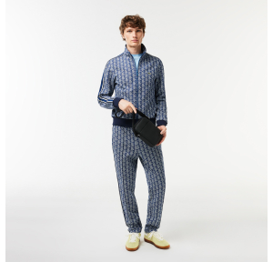 Sacoche verticale Lacoste Men's Classic effet petit piqué NH4422HC 000 Noir, porté mannequin