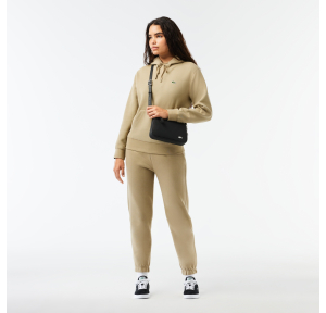 Sac crossover Lacoste Daily Lifestyle NF4369DB 000 Noir, porté mannequin