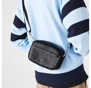 Petite sacoche monogramme Lacoste The Blend NH3650LX H45 Noir Gris, porté mannequin