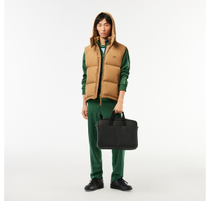 Sac pour ordinateur 15 pouces Lacoste Men's Classic NH4429HC 000 Noir, porté mannequin