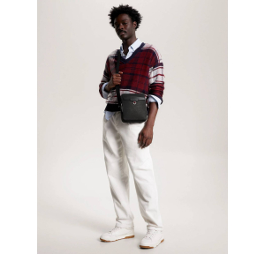 Sac reporter plat Tommy Hilfiger Struc Leather AM0AM11563 BDS couleur noir porté travers