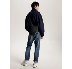 Petit sac bandoulière Tommy Hilfiger Central à logo AM0AM11581 BDS Noir, porté mannequin