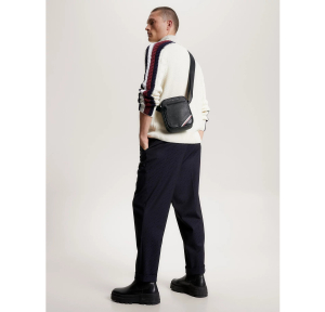 Mini sac reporter Tommy Hilfiger Central à logo AM0AM11580 BDS Noir, porté mannequin