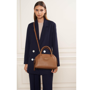 Petit Sac à main Lancaster zippé Dune 529-82 CAMEL couleur Camel, porté mannequin