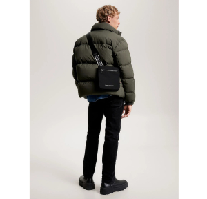 Petit sac Tommy Hilfiger bandoulière à logo AM0AM11547 BDS Noir, porté mannequin