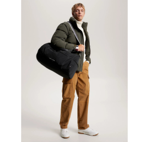 Sac duffle à bandoulière Tommy Hilfiger motif logo AM0AM11551 BDS Noir, porté mannequin