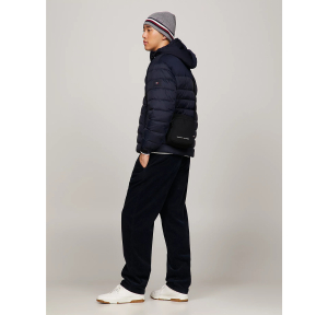 Petit sac reporter Tommy Hilfiger à logo AM0AM11554 BDS Noir, porté mannequin