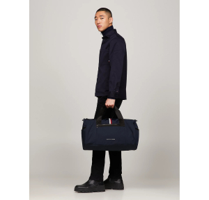 Sac duffle Tommy Hilfiger à bande emblématique AM0AM12089 DW6 Space blue, porté mannequin