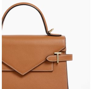 Sac à main Le Tanneur Émilie à double rabat Moyen en cuir TEMI1014 G05 Marron tan, vue de près