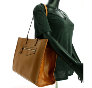 Sac shopping Francinel porté épaule zippé 290500 GD couleur Gold, porté mannequin