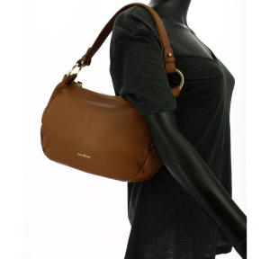 Sac besace Gianni Conti en cuir pleine fleur 4310320 COG couleur cognac, porté mannequin