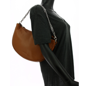 Sac travers Gianni Conti chainé en cuir pleine fleur 580520 COG couleur cognac, porté