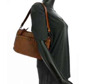 Sac bandoulière Gianni Conti femme en cuir 4203681 COG couleur Cognac, porté mannequin
