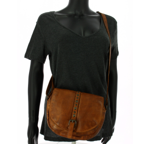 Petit sac bandoulière à rabat Gianni Conti Raquel 4203685 COG couleur Cognac, porté travers