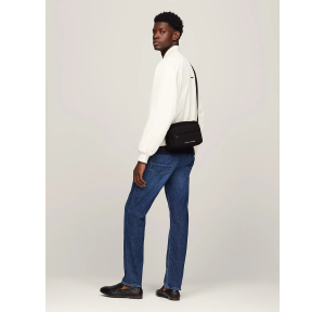 Petit sac bandoulière Tommy Hilfiger Skyline en textile AM0AM12201-BDS Noir porté