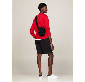 Sac reporter Tommy Hilfiger Essential AM0AM11790 BDS Noir, porté mannequin