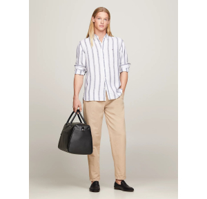 Sac week-end Duffle TH Modern moyen AM0AM12233 BDS Noir, porté mannequin