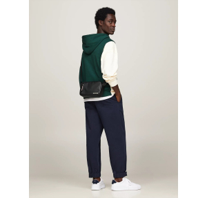 Petit sac bandoulière Tommy Hilfiger en piqué texturé AM0AM11780 BDS Noir, porté mannequin