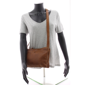 Sac à bandoulière Biba en cuir Winona WIN6L CAMEL porté mannequin