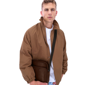 Grande sacoche Les Ateliers Fourès Pélops Baroudeur en cuir 9328 Cognac portée