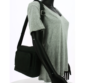 Sac bandoulière Arthur & Aston Cristiano en cuir destroy 62-1041D Noir, porté mannequin