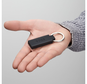 Porte-clefs Hugo Boss Edge Iconic HAK421A couleur noir, tenu à la main