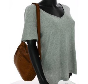 Sac à bandoulière zippé Gianni Conti Sasha 4294815 COG Cognac, porté mannequin