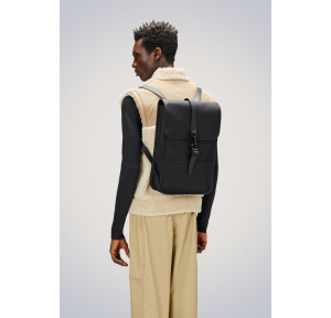 Mini sac à dos Rains rabat 9l 1302001 couleur noir, porté