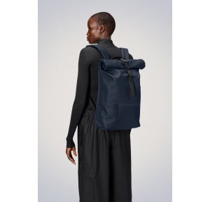 Sac a dos Rains Rolltop 13l 1332047 couleur navy, porté mannequin