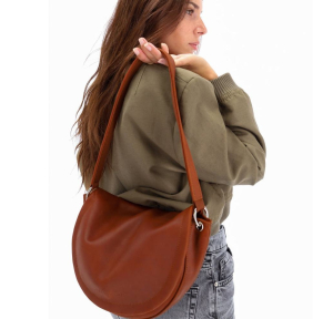 Sac multiportés à rabat Les Ateliers Fourès Compact en cuir T300 FAU couleur Fauve, porté mannequin