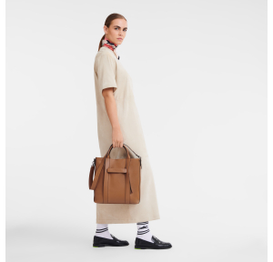 Sac cabas Longchamp vertical M 3D 20052HCV 016 couleur naturel, porté  mannequin