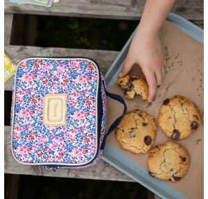 Boite à goûter Tann's Antonia motif fleurs 69265 bleue mise en scène