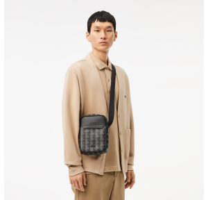 Sacoche homme Lacoste The Blend toile monogramme NH4410LX-H45 Monogram Noir Gris porté