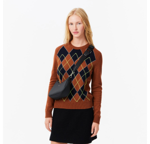 Sac porté épaule Lacoste piquée unie Daily City NF4756DZ 000 couleur noir, porté