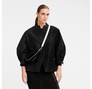 Sac bandoulière Longchamp S Smile 10224HFB 001 couleur noir, porté mannequin