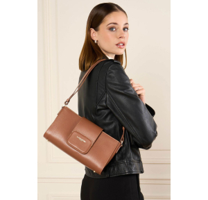 Sac trotteur à rabat aimanté Lancaster Paris PAD 480-055-CAMEL, couleur CAMEL, porté
