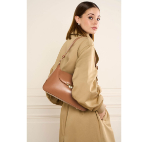 Sac baguette à rabat avec fermoir doré Lancaster Suave Evenly 480-027-CAMEL, couleur CAMEL, porté