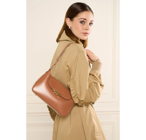 Sac baguette à rabat avec fermoir Lancaster Suave Evenly 480-026-CAMEL, couleur camel, porté