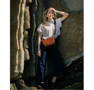 Sac porté croisé Les Ateliers Fourès à rabat crossbody Calista H200 FAU couleur fauve, porté mannequin