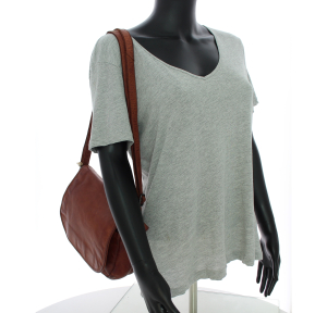 Sac besace Gianni Conti rabat porté épaule 4203772COG couleur cognac, porté