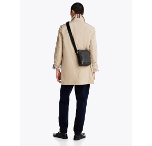 Sac reporter Tommy Hilfiger porté bandoulière TH Business en cuir AM13308BDS couleur noir, porté