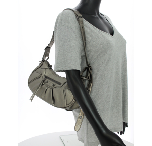 Sac porté épaule Mia & Joy effet brillant ciara MJ2051 BRO couleur bronze, porté mannequin